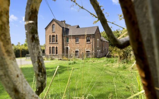 **SOUS OPTION**Ferme et annexes de 583 m², situation exceptionnelle