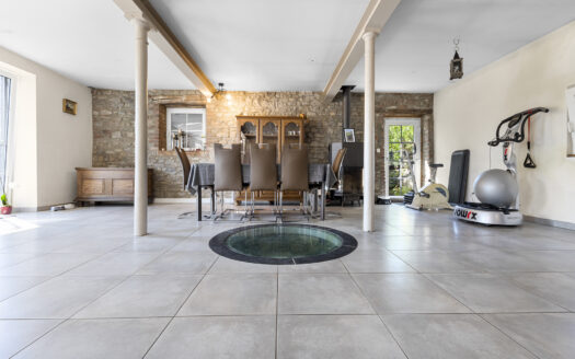 **SOUS OPTION**Ferme et annexes de 583 m², situation exceptionnelle